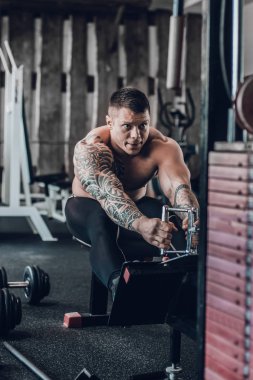 simülatör üzerinde egzersizler yapan amaca yönelik erkek vücut geliştirmeci