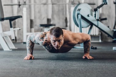 spor salonunda tahta performans serin vücut geliştirmeci