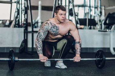 erkek vücut geliştirmeci çıtayı kaldırmaya hazırlanıyor.