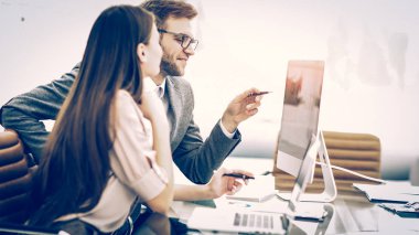  Yönetici ve muhasebeci oturuyor ve mali cha tartışıyor