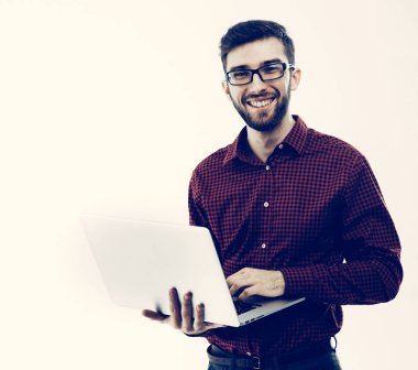 Sistem Yöneticisi ile bir laptop beyaz arka plan.