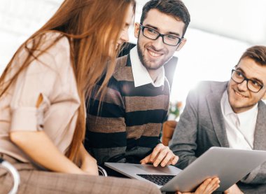  dizüstü bilgisayar üzerinde çalışan ve busines tartışıyor dostu iş ekibi