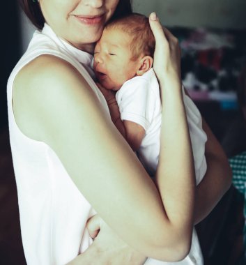 Anne - kavramı yeni doğan bebek anne, ellerinde