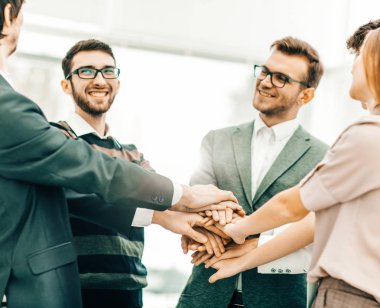  iş başarı kavramı: güler yüzlü iş ekibi ayakta