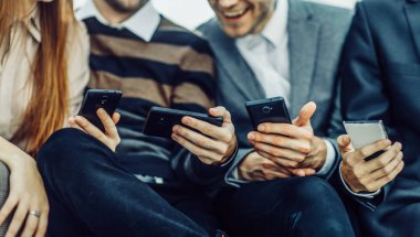  Dostu iş takım bir selfie memur lobide yapar.