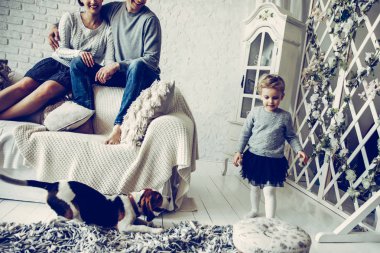 mutlu genç aile oturma odasında Pazar günü dinlenme