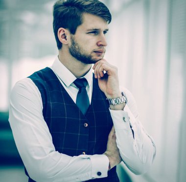 pencerenin duran düşünceli acemi işadamı