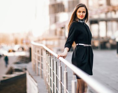 Genç iş kadını arka planda bir ofis binası