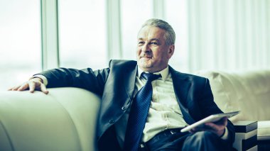 t kanepede oturan dijital tablet ile deneyimli avukat