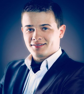 Koyu arka plan üzerinde genç bir işadamı portresi.