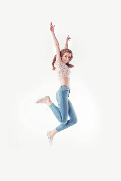 Retrato de feliz emocional jovem mulher em jeans — Fotografia de Stock