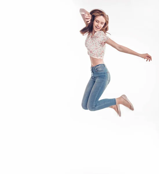 Retrato de menina emocional feliz em jeans  . — Fotografia de Stock