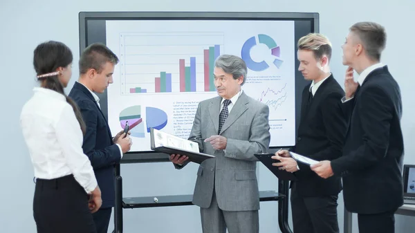 Businessman discussing business documents with employees. office weekdays. — Stock Photo, Image