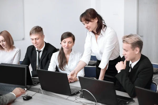 Gruppo di dipendenti che prendono decisioni aziendali eccellenti — Foto Stock