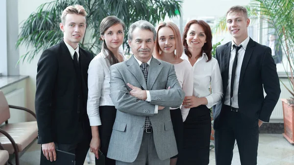 Geschäftsmann und sein Team im Büro. — Stockfoto