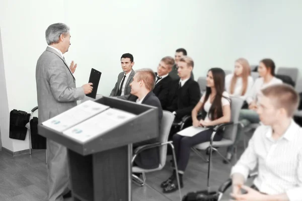 Homem de negócios dando apresentação aos seus colegas — Fotografia de Stock