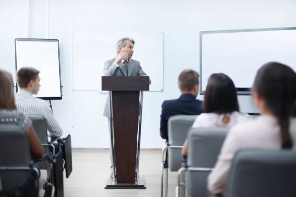 Uomo d'affari discutere con il business team di pianificazione finanziaria — Foto Stock