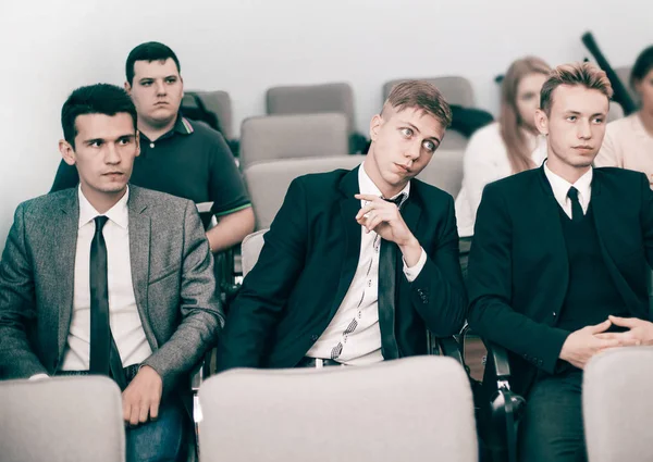 Grupo de jóvenes ejecutivos que celebran una reunión de trabajo en una sala de conferencias —  Fotos de Stock