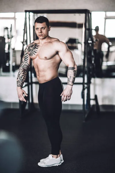 Fitness masculino con alto nivel de entrenamiento corporal posando — Foto de Stock