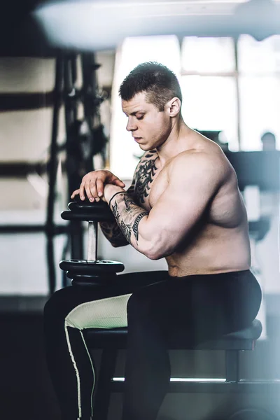 Retrato de un musculoso culturista masculino en el gimnasio — Foto de Stock