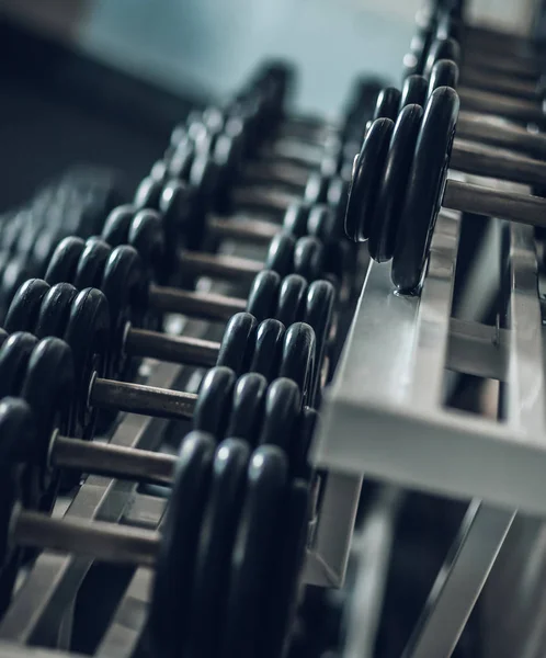 Närbild. Rader av hantlar i gymmet . — Stockfoto