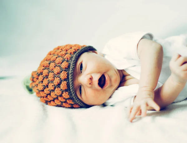 Lindo bebé recién nacido en sombrero de punto acostado —  Fotos de Stock