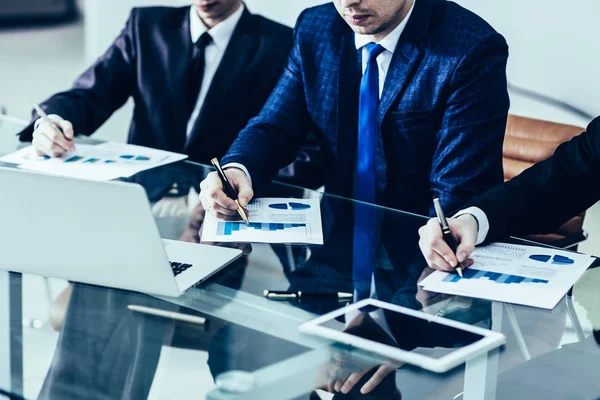 Equipo de negocios discutiendo un nuevo plan financiero de la empresa en — Foto de Stock