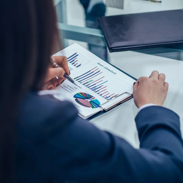 Obchodní tým projednávání finanční grafy na pracoviště — Stock fotografie