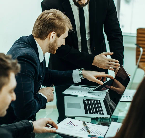 Succesvol business team over een nieuw financieel plan van de — Stockfoto