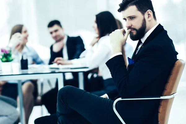 Gerente de la empresa en el contexto de la reunión de trabajon —  Fotos de Stock