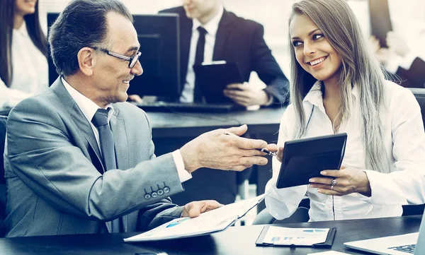 Exitoso hombre de negocios y su asistente discuten el trabajo — Foto de Stock