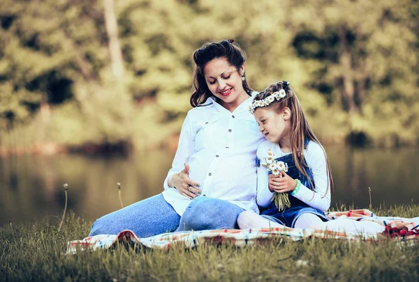 Concept of maternity - pregnant mother and little daughter havin — Stock Photo, Image