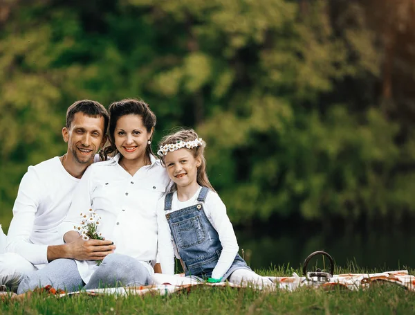 Concept of family happiness - pregnant mother and happy father a — Stock Photo, Image