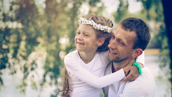 Concepto de paternidad - padre feliz y abrazo de hija pequeña —  Fotos de Stock