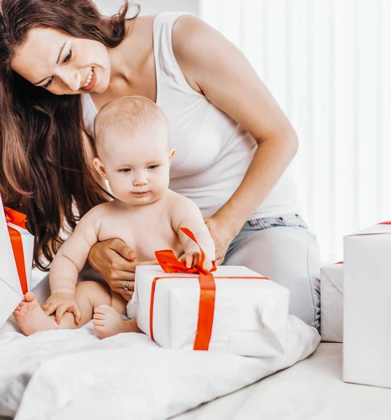 Mães felizes seu bebê infantil considerar compras de férias, dobrado — Fotografia de Stock