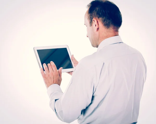 Comunicazione. uomo d'affari che lavora con tablet su backgrou bianco — Foto Stock