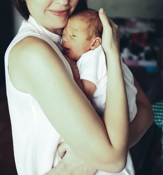 Concept van moeders - pasgeboren baby op handen bij Mama — Stockfoto