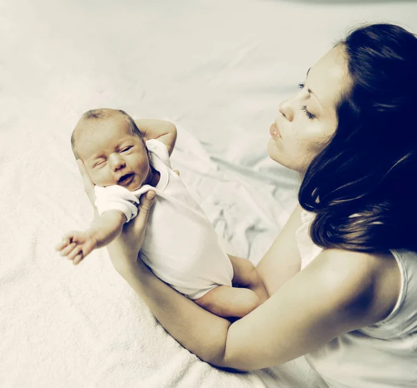 Begrebet moderskab: et portræt af en ung mor med en newbor - Stock-foto