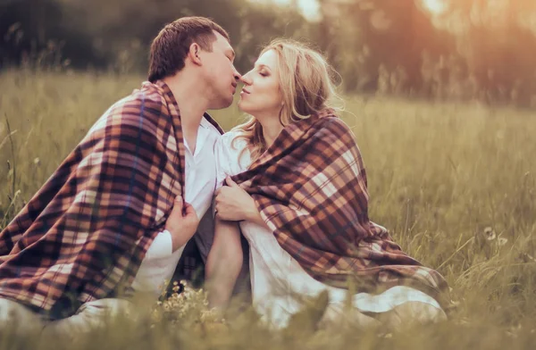 Casal feliz - mulher grávida e seu marido coberto com um bla — Fotografia de Stock