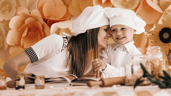 Счастливая мать и ее ребенок в виде поваров подготовить праздник — стоковое фото