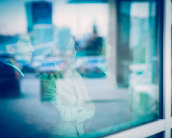 Επιτυχημένη επιχειρηματική ομάδα στέκεται μπροστά από ένα παράθυρο σε ένα σύγχρονο — Φωτογραφία Αρχείου