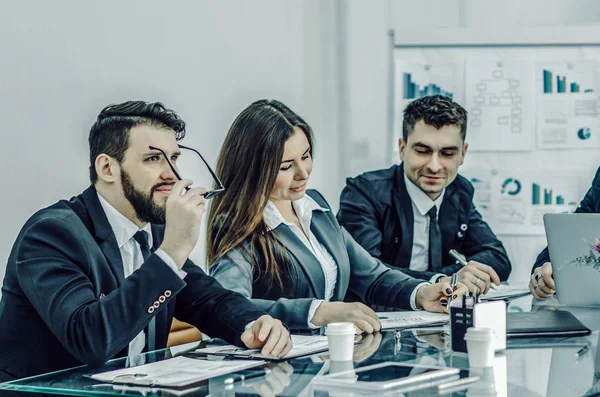 Equipo empresarial exitoso está preparando una presentación de una nueva fi — Foto de Stock