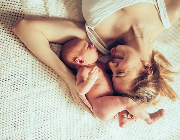 Happy motherhood concept - happy mother and newborn baby — Stock Photo, Image