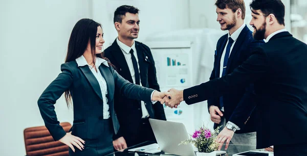 Apretón de manos de los socios comerciales después de firmar el contrato en el — Foto de Stock