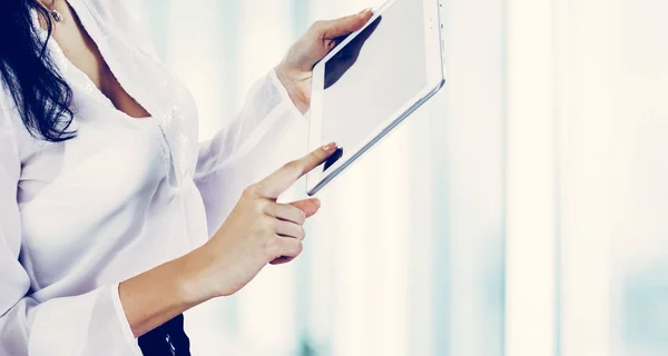 Handen met Tablet close-up, wijsvinger persen op een blanco FL — Stockfoto