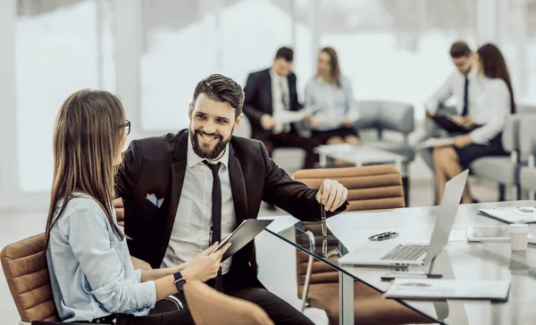 Úspěšný obchodní tým je analýza marketingové zprávy na w — Stock fotografie