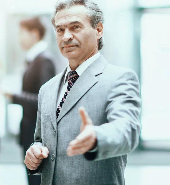 Welcoming business man ready to handshake with hand extended, re — Stock Photo, Image