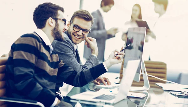 Business-team som diskuterar marknadsföring system på arbetsplatsen på — Stockfoto