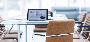  dizüstü bilgisayar ile modern bir ofis Manager'da tabloda mali çizelgeleri ile açın.