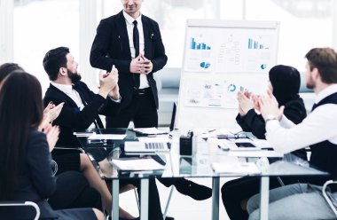  iş takım yeni bir mali proje bir sunum şirketin iş ortakları için verir.